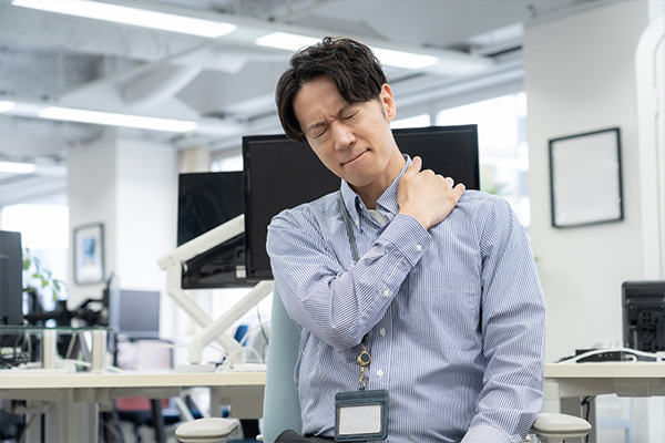 長時間のデスクワークで関節が固まる理由と対策法